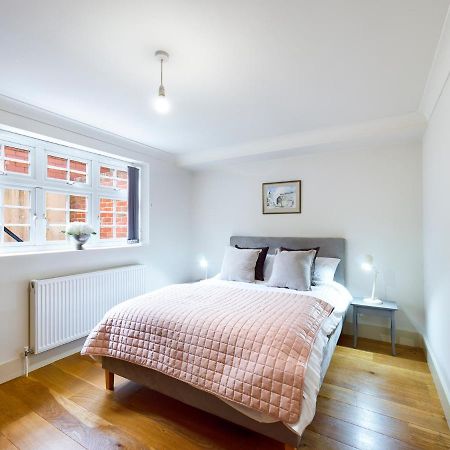 Redhill Town Centre Apartment By Livingo Exterior photo