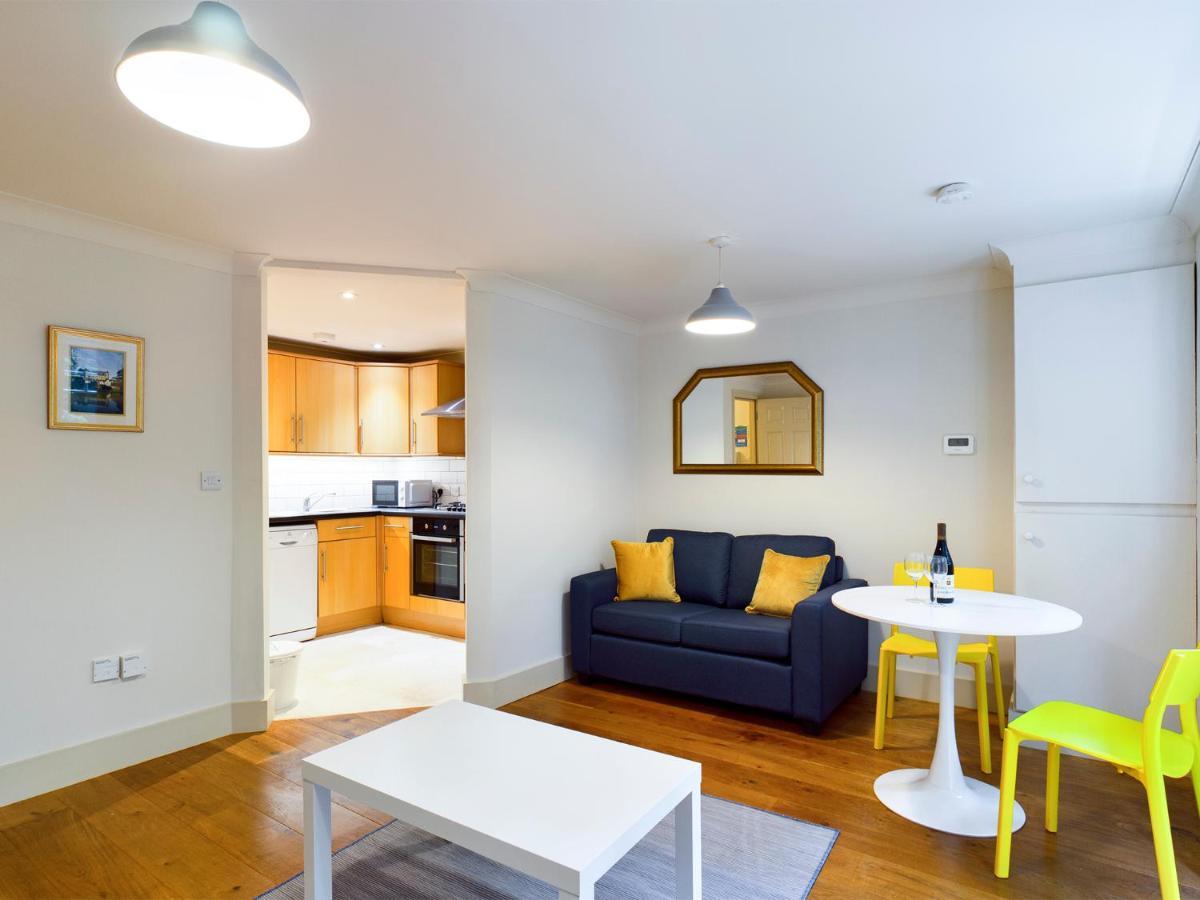 Redhill Town Centre Apartment By Livingo Exterior photo
