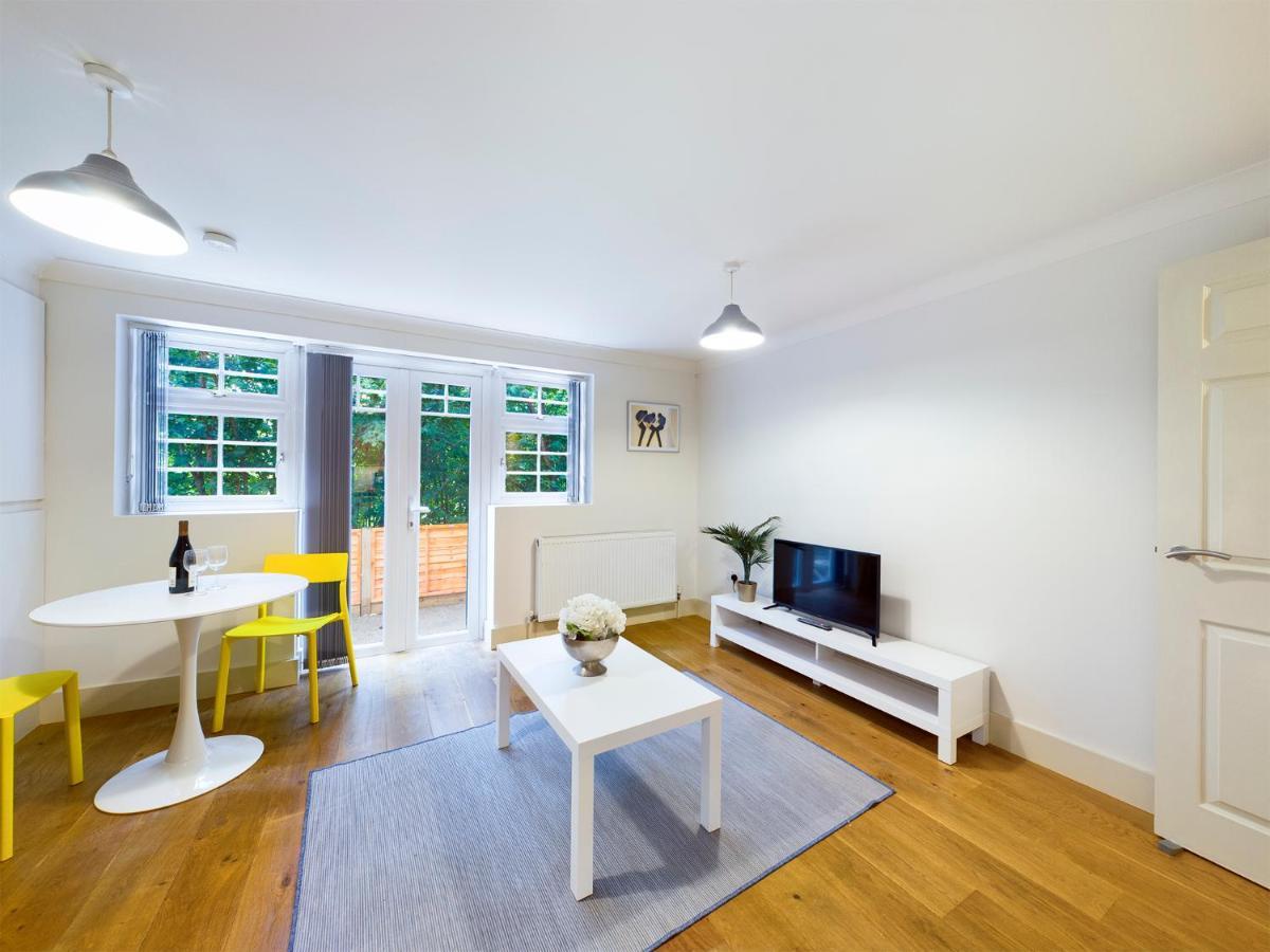 Redhill Town Centre Apartment By Livingo Exterior photo