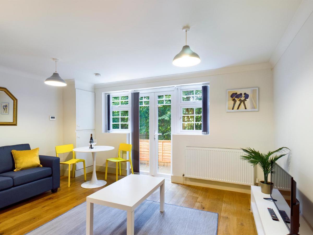 Redhill Town Centre Apartment By Livingo Exterior photo