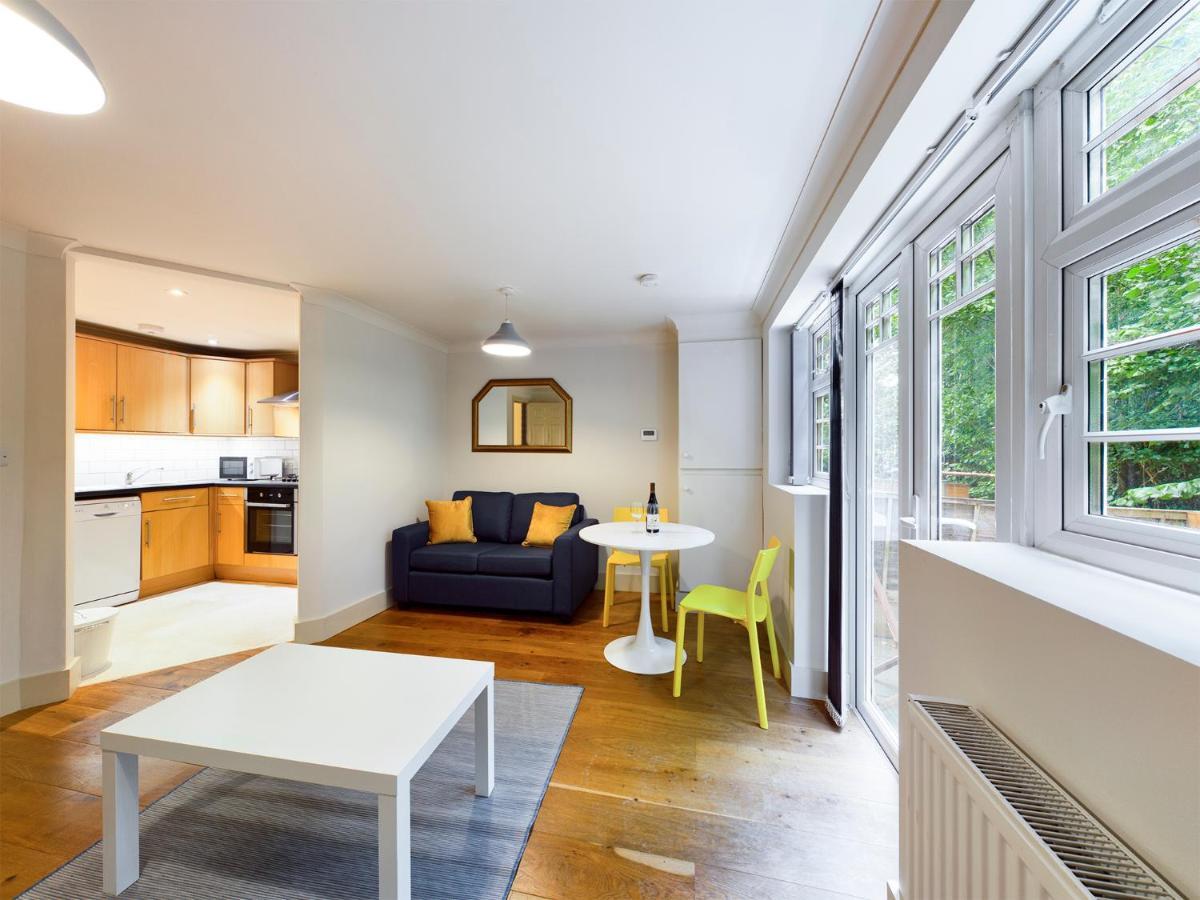 Redhill Town Centre Apartment By Livingo Exterior photo