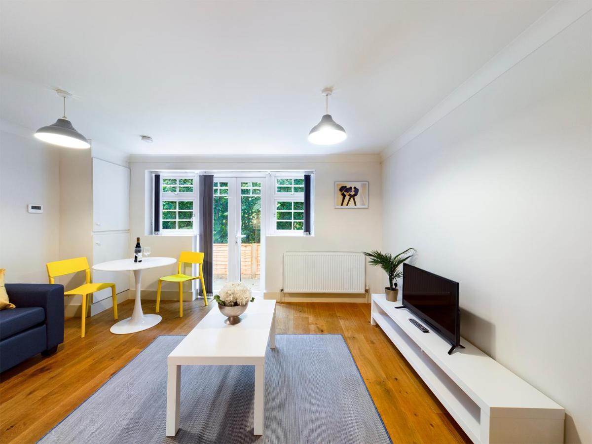 Redhill Town Centre Apartment By Livingo Exterior photo