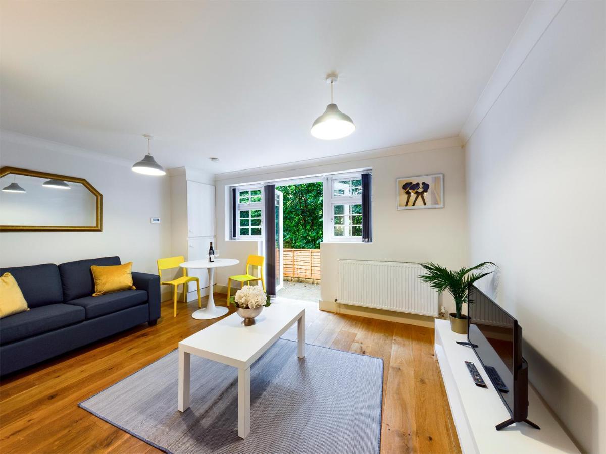 Redhill Town Centre Apartment By Livingo Exterior photo